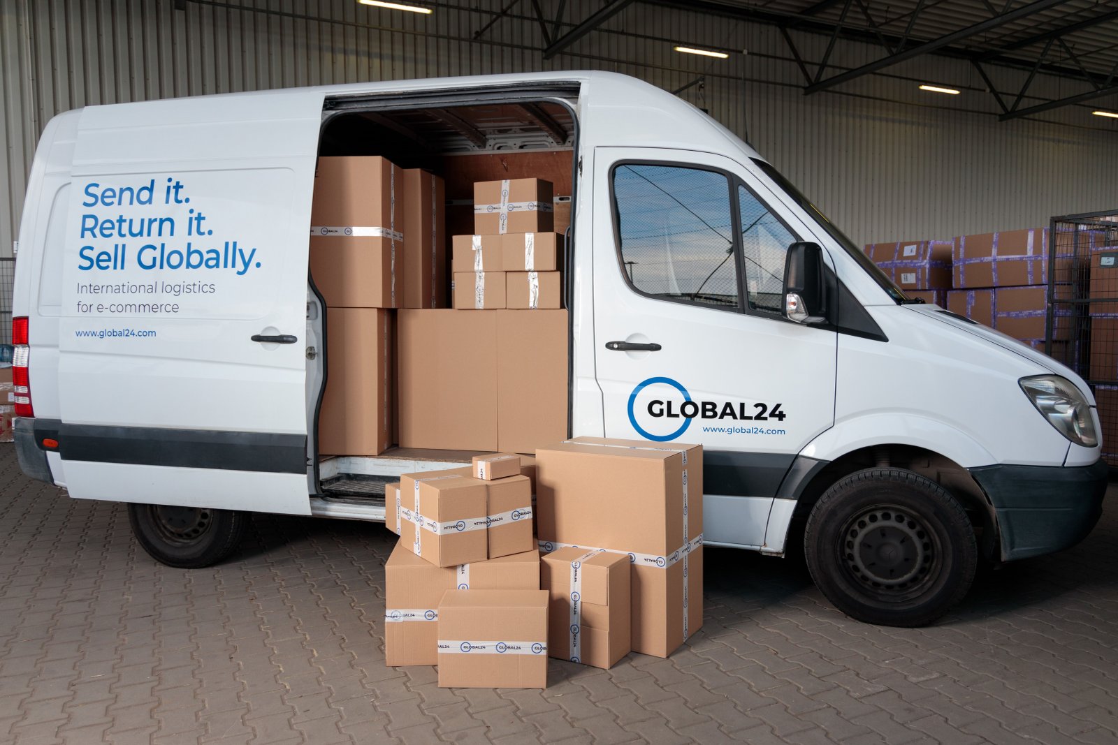 Delivery truck and logistics warehouse